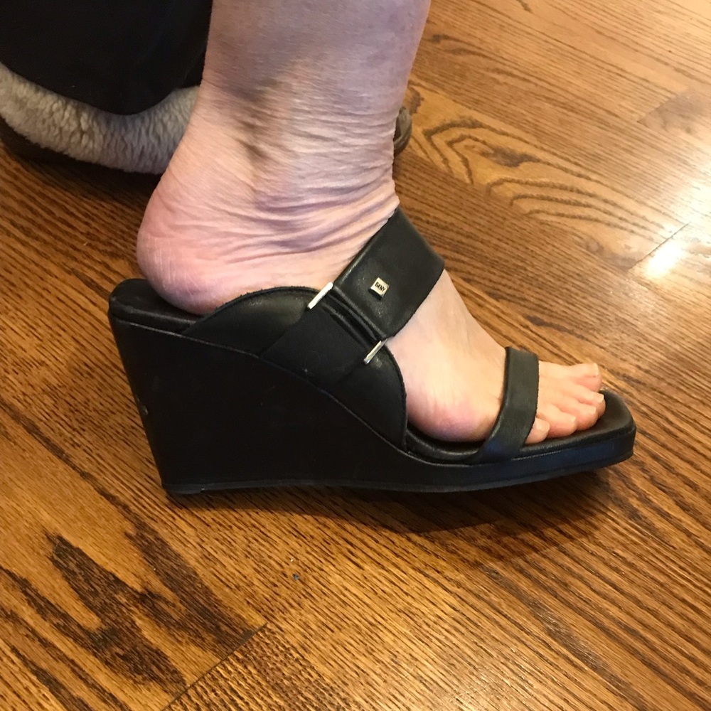 Black wedges